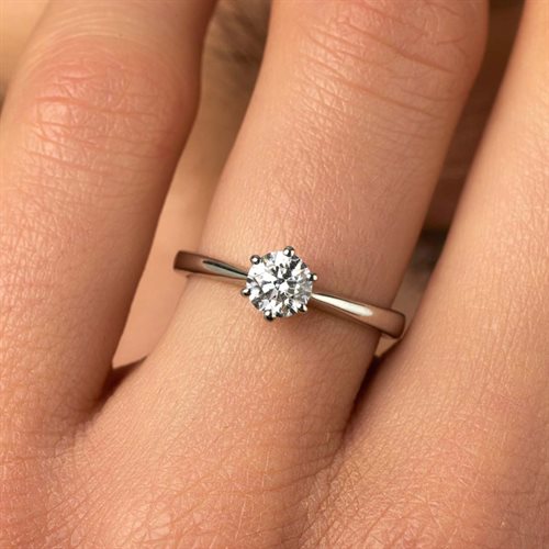Bague solitaire en diamant synthétique